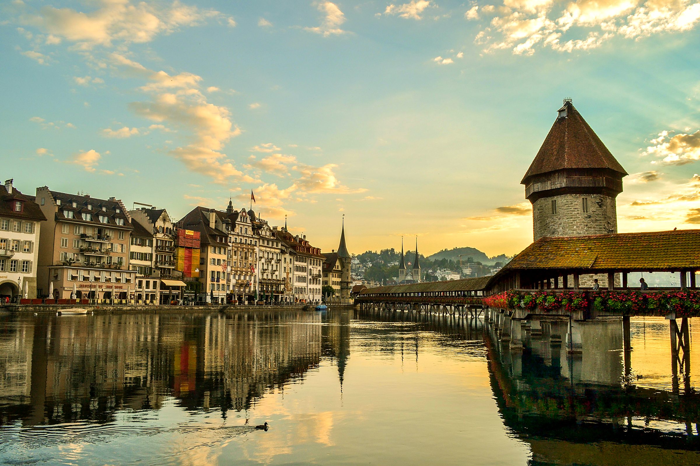 Luzern – Reuss, Kapellbrücke und Wasserturm im Abendlicht